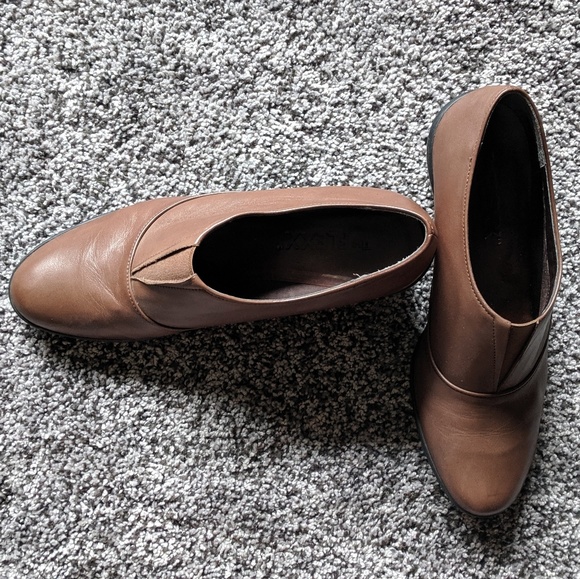 THE FLEXX Shoes - ADORABLE Brown Booties!